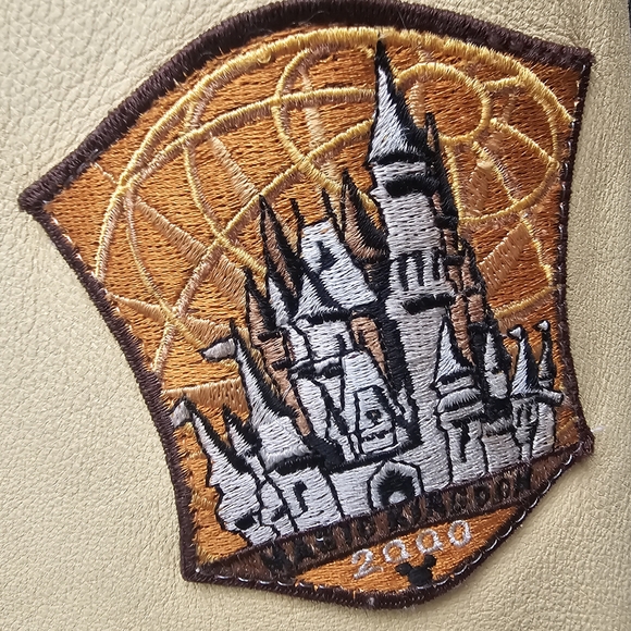 WALT DISNEY WORLD VINTAGE 2000 MEDIUM 100% LEATHER JACKET - Picture 4 of 8